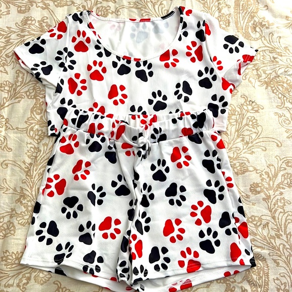 Le Belle Women’s XL Two Piece Outfit Paw Print Design White NWOT - Picture 1 of 3